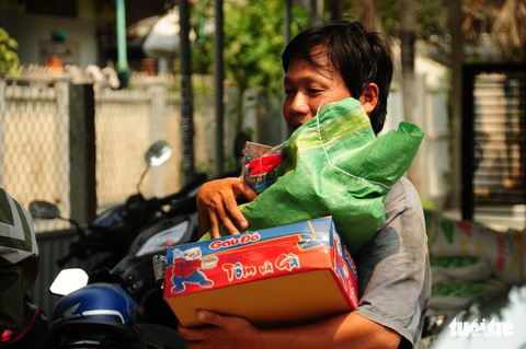 Người bán vé số dạo bật khóc khi nhận gạo tiếp tế - Ảnh 9. Người bán vé số dạo bật khóc khi nhận gạo tiếp tế - Ảnh 9.