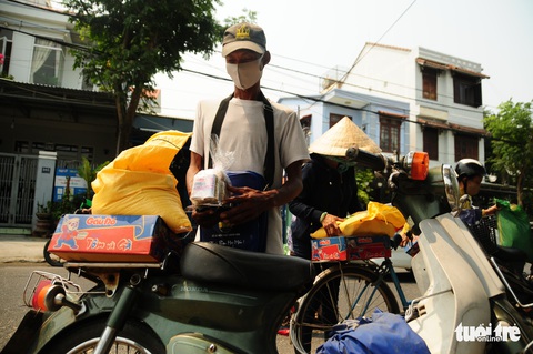 Người bán vé số dạo bật khóc khi nhận gạo tiếp tế - Ảnh 11. Người bán vé số dạo bật khóc khi nhận gạo tiếp tế - Ảnh 11.