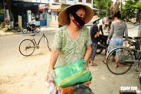 Người bán vé số dạo bật khóc khi nhận gạo tiếp tế - Ảnh 12. Người bán vé số dạo bật khóc khi nhận gạo tiếp tế - Ảnh 12.