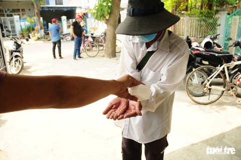 Người bán vé số dạo bật khóc khi nhận gạo tiếp tế - Ảnh 14. Người bán vé số dạo bật khóc khi nhận gạo tiếp tế - Ảnh 14.