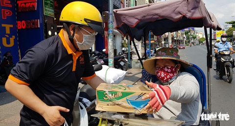 Người Sài Gòn thưa bà con bán vé số dạo: Dạ, đây là quà gởi cô, gởi dì... - Ảnh 1. Người Sài Gòn thưa bà con bán vé số dạo: Dạ, đây là quà gởi cô, gởi dì... - Ảnh 1.