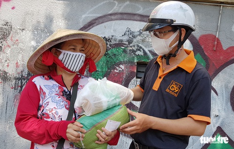 Người Sài Gòn thưa bà con bán vé số dạo: Dạ, đây là quà gởi cô, gởi dì... - Ảnh 2. Người Sài Gòn thưa bà con bán vé số dạo: Dạ, đây là quà gởi cô, gởi dì... - Ảnh 2.
