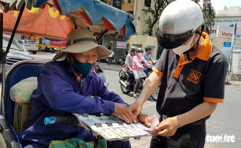 Người Sài Gòn thưa bà con bán vé số dạo: Dạ, đây là quà gởi cô, gởi dì... - Ảnh 3. Người Sài Gòn thưa bà con bán vé số dạo: Dạ, đây là quà gởi cô, gởi dì... - Ảnh 3.