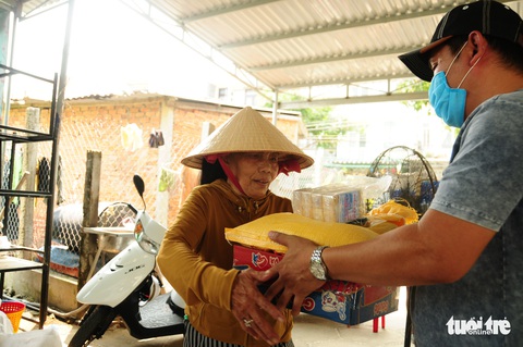 Người bán vé số dạo bật khóc khi nhận gạo tiếp tế - Ảnh 15. Người bán vé số dạo bật khóc khi nhận gạo tiếp tế - Ảnh 15.