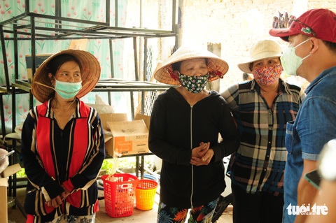 Người bán vé số dạo bật khóc khi nhận gạo tiếp tế - Ảnh 2. Người bán vé số dạo bật khóc khi nhận gạo tiếp tế - Ảnh 2.