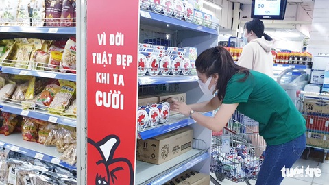 Sau chỉ thị cách ly toàn xã hội, siêu thị ở TP.HCM gạo, thịt... vẫn đầy ắp - Ảnh 7. Sau chỉ thị cách ly toàn xã hội, siêu thị ở TP.HCM gạo, thịt... vẫn đầy ắp - Ảnh 7.