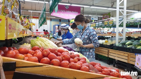 Sau chỉ thị cách ly toàn xã hội, siêu thị ở TP.HCM gạo, thịt... vẫn đầy ắp - Ảnh 3. Sau chỉ thị cách ly toàn xã hội, siêu thị ở TP.HCM gạo, thịt... vẫn đầy ắp - Ảnh 3.