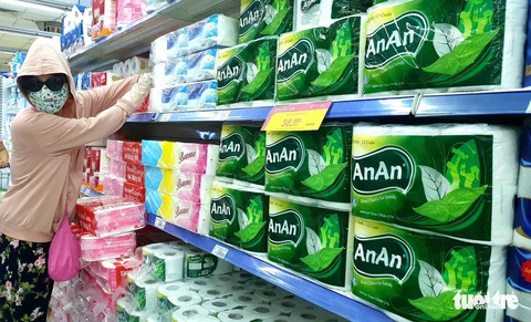 Sau chỉ thị cách ly toàn xã hội, siêu thị ở TP.HCM gạo, thịt... vẫn đầy ắp - Ảnh 4. Sau chỉ thị cách ly toàn xã hội, siêu thị ở TP.HCM gạo, thịt... vẫn đầy ắp - Ảnh 4.