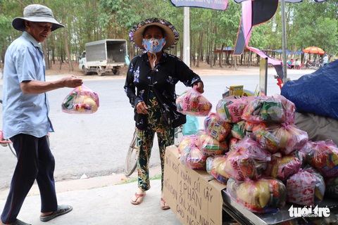 Người Sài Gòn thưa bà con bán vé số dạo: Dạ, đây là quà gởi cô, gởi dì... - Ảnh 5. Người Sài Gòn thưa bà con bán vé số dạo: Dạ, đây là quà gởi cô, gởi dì... - Ảnh 5.