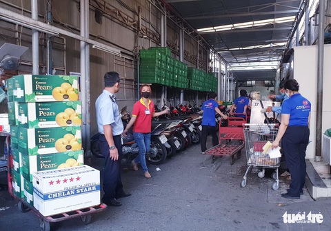 Sau chỉ thị cách ly toàn xã hội, siêu thị ở TP.HCM gạo, thịt... vẫn đầy ắp - Ảnh 8. Sau chỉ thị cách ly toàn xã hội, siêu thị ở TP.HCM gạo, thịt... vẫn đầy ắp - Ảnh 8.