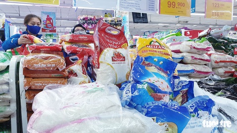 Sau chỉ thị cách ly toàn xã hội, siêu thị ở TP.HCM gạo, thịt... vẫn đầy ắp - Ảnh 1. Sau chỉ thị cách ly toàn xã hội, siêu thị ở TP.HCM gạo, thịt... vẫn đầy ắp - Ảnh 1.