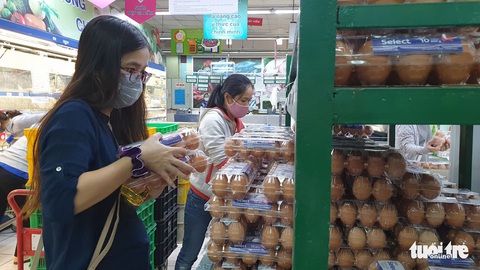 Sau chỉ thị cách ly toàn xã hội, siêu thị ở TP.HCM gạo, thịt... vẫn đầy ắp - Ảnh 6. Sau chỉ thị cách ly toàn xã hội, siêu thị ở TP.HCM gạo, thịt... vẫn đầy ắp - Ảnh 6.