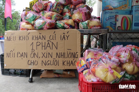 Người Sài Gòn thưa bà con bán vé số dạo: Dạ, đây là quà gởi cô, gởi dì... - Ảnh 4. Người Sài Gòn thưa bà con bán vé số dạo: Dạ, đây là quà gởi cô, gởi dì... - Ảnh 4.