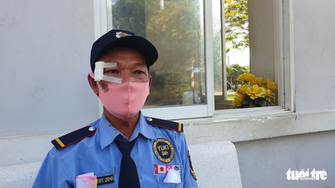 Vụ xô xát khi nhắc đeo khẩu trang: Phạt nam thanh niên 200.000 đồng - Ảnh 2. Vụ xô xát khi nhắc đeo khẩu trang: Phạt nam thanh niên 200.000 đồng - Ảnh 2.