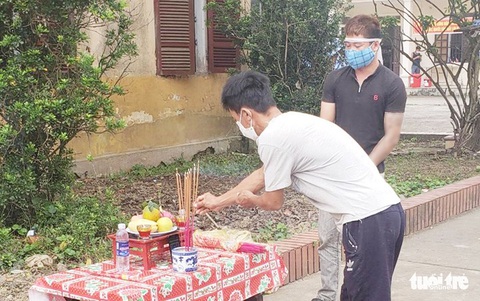 Cha qua đời, nam thanh niên chít khăn tang lập bàn thờ cha trong khu cách ly - Ảnh 1. Cha qua đời, nam thanh niên chít khăn tang lập bàn thờ cha trong khu cách ly - Ảnh 1.
