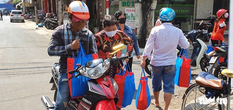 Người bán vé số dạo bật khóc khi nhận gạo tiếp tế - Ảnh 18. Người bán vé số dạo bật khóc khi nhận gạo tiếp tế - Ảnh 18.