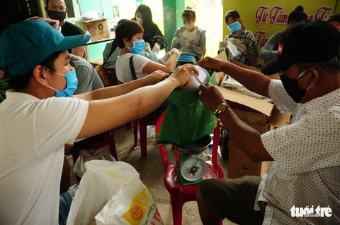 Người bán vé số dạo bật khóc khi nhận gạo tiếp tế - Ảnh 16. Người bán vé số dạo bật khóc khi nhận gạo tiếp tế - Ảnh 16.