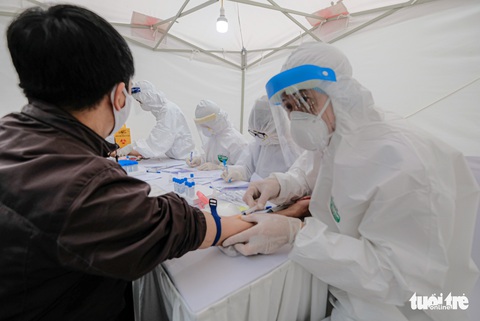 Sau 10 phút, người dân có kết quả xét nghiệm COVID-19 - Ảnh 5. Sau 10 phút, người dân có kết quả xét nghiệm COVID-19 - Ảnh 5.