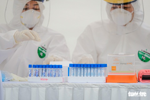 Sau 10 phút, người dân có kết quả xét nghiệm COVID-19 - Ảnh 7. Sau 10 phút, người dân có kết quả xét nghiệm COVID-19 - Ảnh 7.