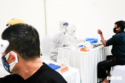 Xét nghiệm ngẫu nhiên gần 1.000 mẫu bằng test nhanh, phát hiện 3 mẫu nghi ngờ COVID-19 - Ảnh 1. Xét nghiệm ngẫu nhiên gần 1.000 mẫu bằng test nhanh, phát hiện 3 mẫu nghi ngờ COVID-19 - Ảnh 1.