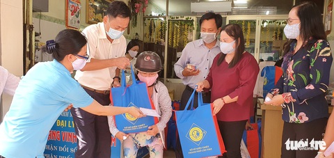 Người bán vé số dạo bật khóc khi nhận gạo tiếp tế - Ảnh 17. Người bán vé số dạo bật khóc khi nhận gạo tiếp tế - Ảnh 17.