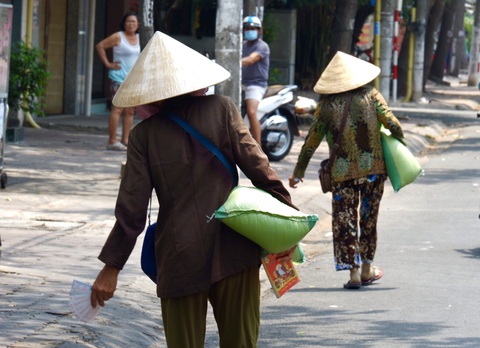 3 người bỏ dở chén trà, mua 1,5 tấn gạo chia cho người nghèo trước giờ cách ly - Ảnh 3. 3 người bỏ dở chén trà, mua 1,5 tấn gạo chia cho người nghèo trước giờ cách ly - Ảnh 3.