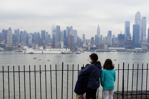 Dân New York mừng vui đón tàu bệnh viện 1.000 giường tới giải vây - Ảnh 4. Dân New York mừng vui đón tàu bệnh viện 1.000 giường tới giải vây - Ảnh 4.