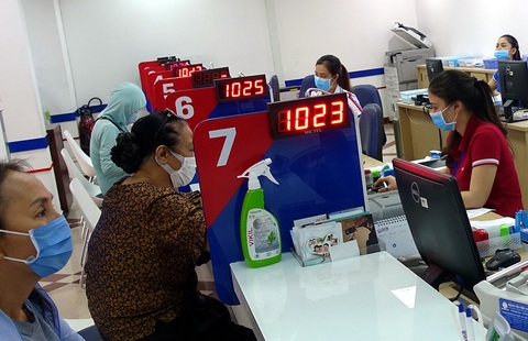 Người vay ngân hàng trả góp lao đao - Ảnh 1. Người vay ngân hàng trả góp lao đao - Ảnh 1.