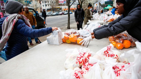 Ngân hàng thực phẩm cứu trợ người nghèo giữa tâm dịch New York - Ảnh 1. Ngân hàng thực phẩm cứu trợ người nghèo giữa tâm dịch New York - Ảnh 1.