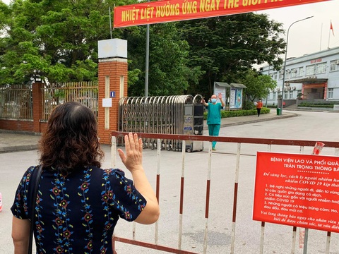 Vợ thăm chồng là giám đốc bệnh viện qua hàng rào cách ly - Ảnh 4. Vợ thăm chồng là giám đốc bệnh viện qua hàng rào cách ly - Ảnh 4.