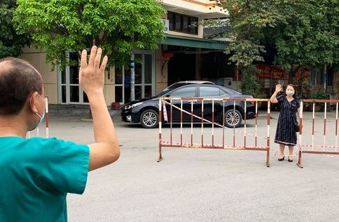 Vợ thăm chồng là giám đốc bệnh viện qua hàng rào cách ly - Ảnh 1. Vợ thăm chồng là giám đốc bệnh viện qua hàng rào cách ly - Ảnh 1.