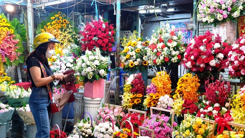 Thị trường quà tặng 8-3 đìu hiu - Ảnh 1. Thị trường quà tặng 8-3 đìu hiu - Ảnh 1.