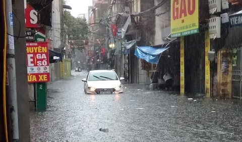 Hà Nội mưa như trút nước, cây lớn bật gốc đè bẹp ôtô - Ảnh 4. Hà Nội mưa như trút nước, cây lớn bật gốc đè bẹp ôtô - Ảnh 4.