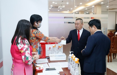 đại biểu được phát khẩu trang và mời rửa tay trước khi vào hop đại biểu được phát khẩu trang và mời rửa tay trước khi vào hop