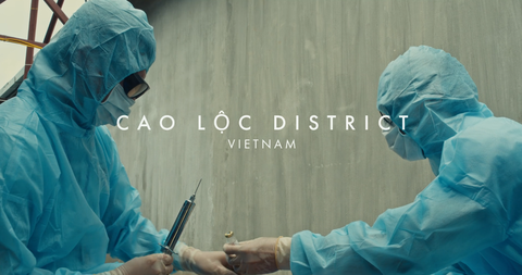 Việt Nam cũng có những con người thầm lặng chiến đấu trước kẻ khổng lồ - Ảnh: NETFLIX Việt Nam cũng có những con người thầm lặng chiến đấu trước kẻ khổng lồ - Ảnh: NETFLIX