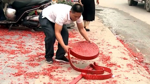 Vụ đốt pháo đám cưới ở Hà Nội: Truy cứu trách nhiệm hình sự được không? - Ảnh 1. Vụ đốt pháo đám cưới ở Hà Nội: Truy cứu trách nhiệm hình sự được không? - Ảnh 1.