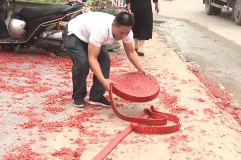 Tạm giữ người trực tiếp đốt hàng chục mét pháo mừng đám cưới - Ảnh 2. Tạm giữ người trực tiếp đốt hàng chục mét pháo mừng đám cưới - Ảnh 2.