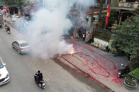 Chủ tịch Hà Nội chỉ đạo xử lý nghiêm vụ đốt hàng chục mét pháo ăn mừng đám cưới - Ảnh 2. Chủ tịch Hà Nội chỉ đạo xử lý nghiêm vụ đốt hàng chục mét pháo ăn mừng đám cưới - Ảnh 2.