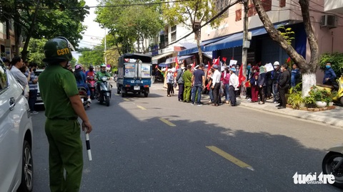 Hàng chục khách hàng vây công ty bất động sản để đòi đất và sổ đỏ - Ảnh 1. Hàng chục khách hàng vây công ty bất động sản để đòi đất và sổ đỏ - Ảnh 1.
