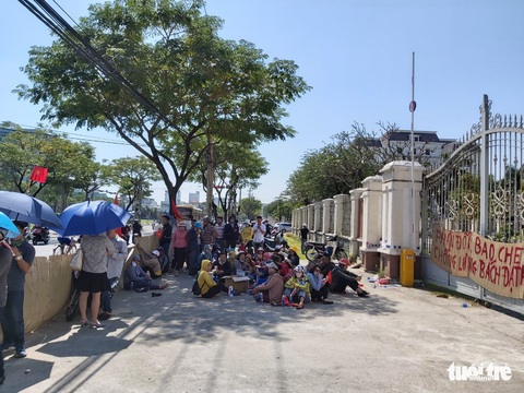 Hàng chục khách hàng vây công ty bất động sản để đòi đất và sổ đỏ - Ảnh 2. Hàng chục khách hàng vây công ty bất động sản để đòi đất và sổ đỏ - Ảnh 2.