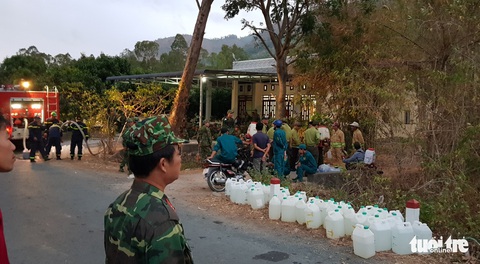 Gần 600 người chữa cháy rừng Núi Cấm 2 ngày mới tắt - Ảnh 3. Gần 600 người chữa cháy rừng Núi Cấm 2 ngày mới tắt - Ảnh 3.