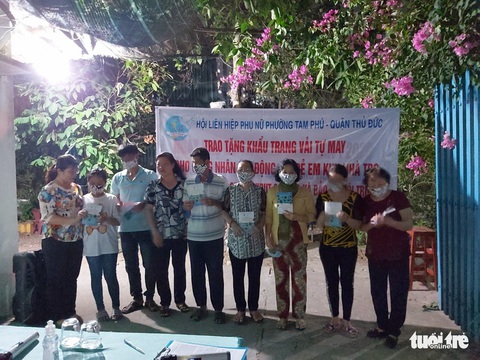 Những cô thợ may khẩu trang miễn phí phát cho công nhân, lao động nghèo ở Sài Gòn - Ảnh 8. Những cô thợ may khẩu trang miễn phí phát cho công nhân, lao động nghèo ở Sài Gòn - Ảnh 8.