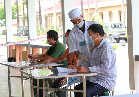 Quân đội diễn tập cách ly hàng trăm người Việt về từ vùng dịch - Ảnh 9. Quân đội diễn tập cách ly hàng trăm người Việt về từ vùng dịch - Ảnh 9.