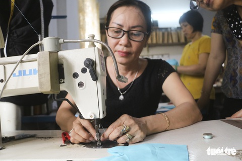 Những cô thợ may khẩu trang miễn phí phát cho công nhân, lao động nghèo ở Sài Gòn - Ảnh 3. Những cô thợ may khẩu trang miễn phí phát cho công nhân, lao động nghèo ở Sài Gòn - Ảnh 3.