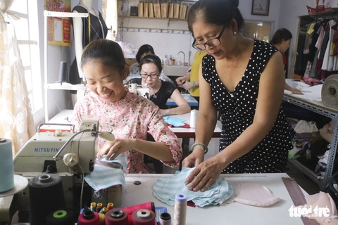 Những cô thợ may khẩu trang miễn phí phát cho công nhân, lao động nghèo ở Sài Gòn - Ảnh 1. Những cô thợ may khẩu trang miễn phí phát cho công nhân, lao động nghèo ở Sài Gòn - Ảnh 1.