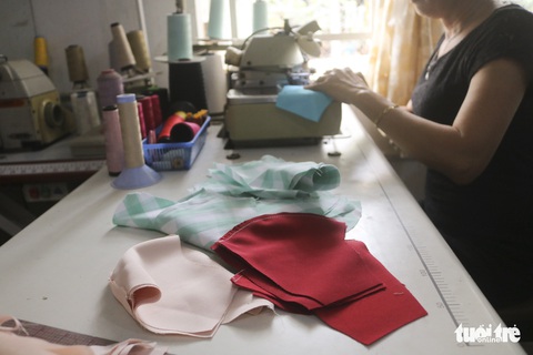 Những cô thợ may khẩu trang miễn phí phát cho công nhân, lao động nghèo ở Sài Gòn - Ảnh 5. Những cô thợ may khẩu trang miễn phí phát cho công nhân, lao động nghèo ở Sài Gòn - Ảnh 5.