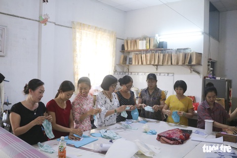 Những cô thợ may khẩu trang miễn phí phát cho công nhân, lao động nghèo ở Sài Gòn - Ảnh 6. Những cô thợ may khẩu trang miễn phí phát cho công nhân, lao động nghèo ở Sài Gòn - Ảnh 6.