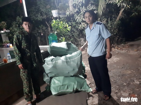 Chặn đứng hàng chục ngàn khẩu trang y tế chảy máu sang Campuchia - Ảnh 1. Chặn đứng hàng chục ngàn khẩu trang y tế chảy máu sang Campuchia - Ảnh 1.