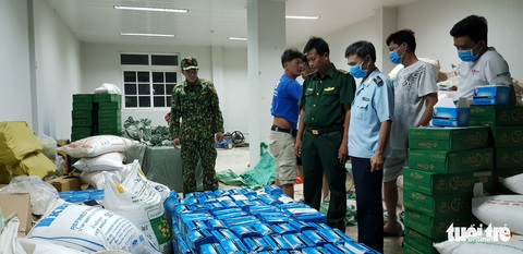 Chặn đứng hàng chục ngàn khẩu trang y tế chảy máu sang Campuchia - Ảnh 2. Chặn đứng hàng chục ngàn khẩu trang y tế chảy máu sang Campuchia - Ảnh 2.