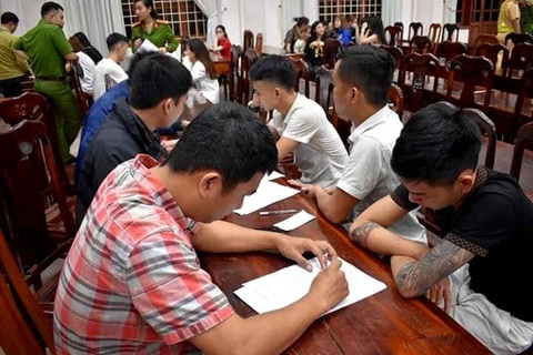 Đột kích quán karaoke lúc rạng sáng, phát hiện 30 thanh niên dương tính ma túy - Ảnh 1. Đột kích quán karaoke lúc rạng sáng, phát hiện 30 thanh niên dương tính ma túy - Ảnh 1.